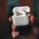 Revolución en los AirPods: Apple Integra Cámaras y Sensores de Salud