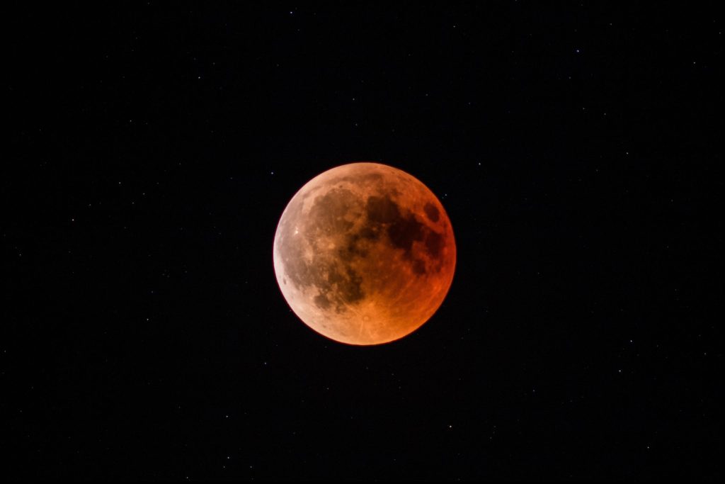 Todo lo que Debes Saber sobre la Luna de Sangre y cómo Observarla