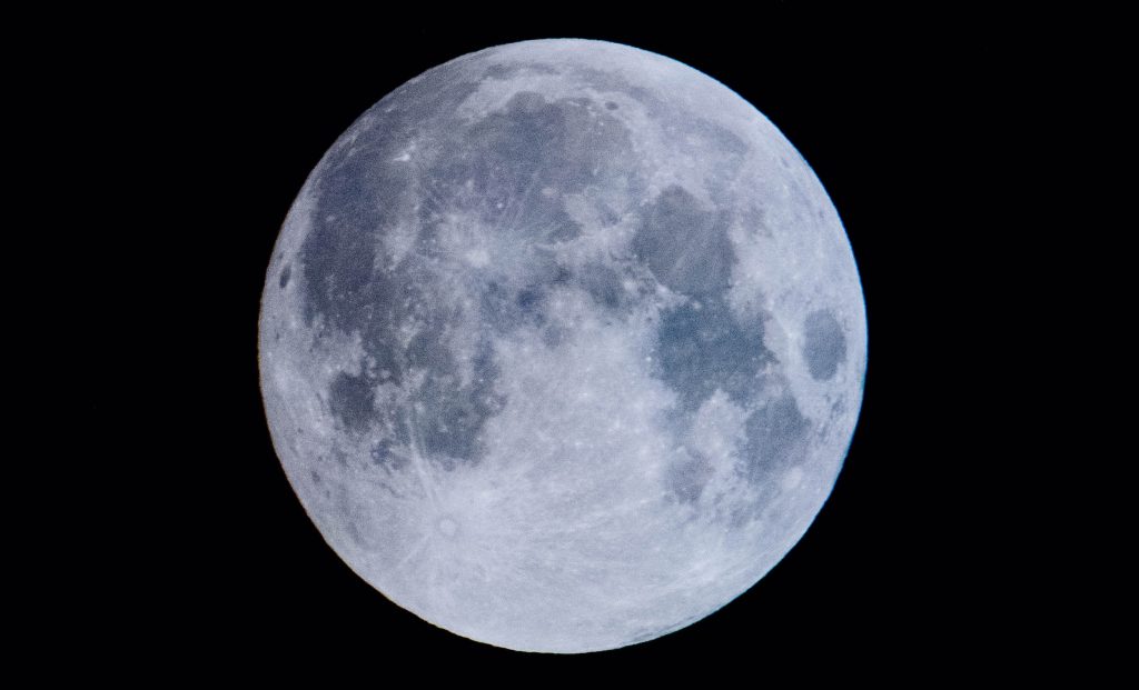 Caminando entre Sombras: La Perspectiva del Eclipse Lunar desde la Luna